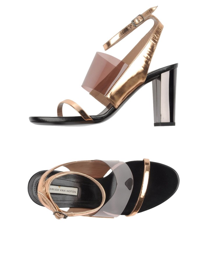 Kupferfarbene Sandalen von Dries Van Noten, jetzt 269 Euro, vorher 374 Euro, über yoox.com