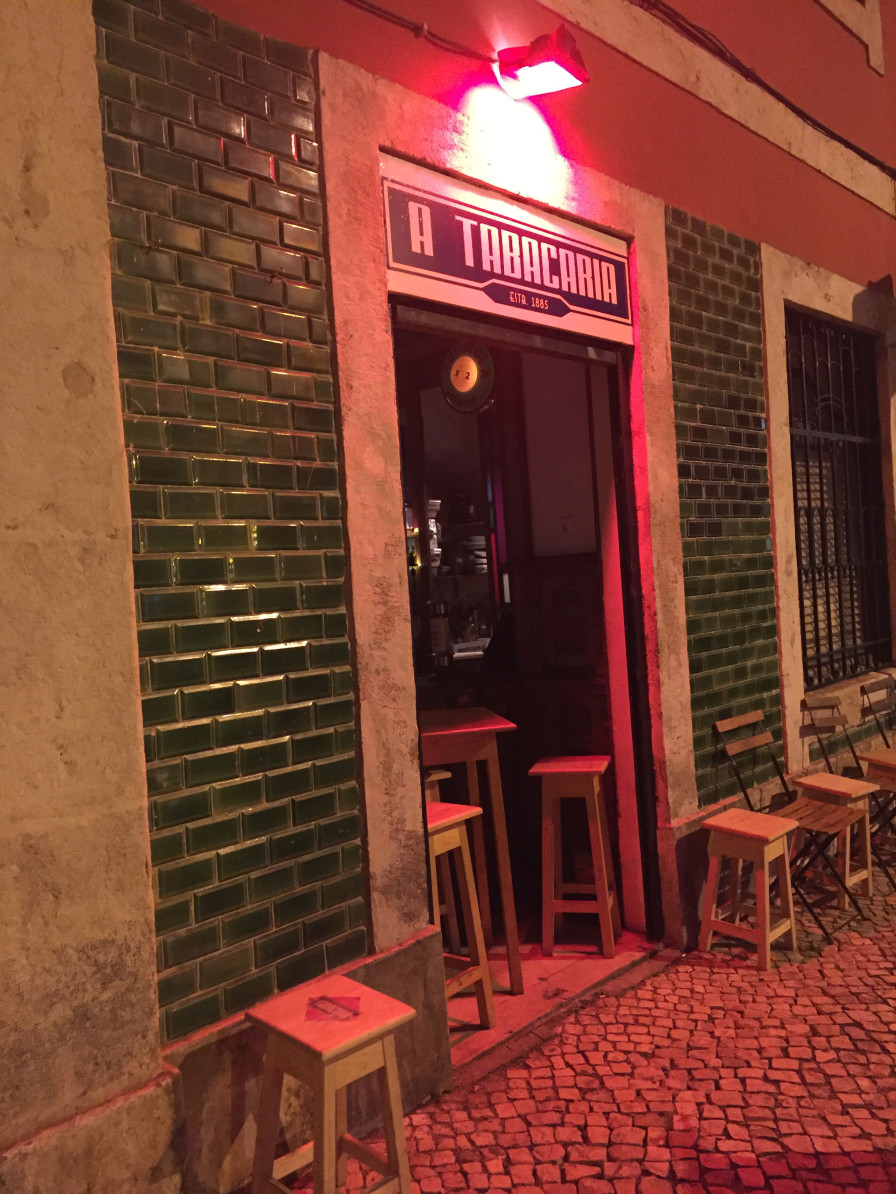 Von außen unscheinbar: die Tabacaria in Lissabon